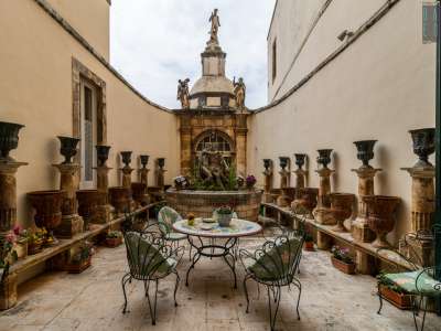 Prima di lasciare la dimora i proprietari ci conducono nello scenografico patio